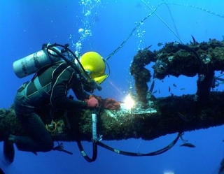 Ejerciendo buceo industrial